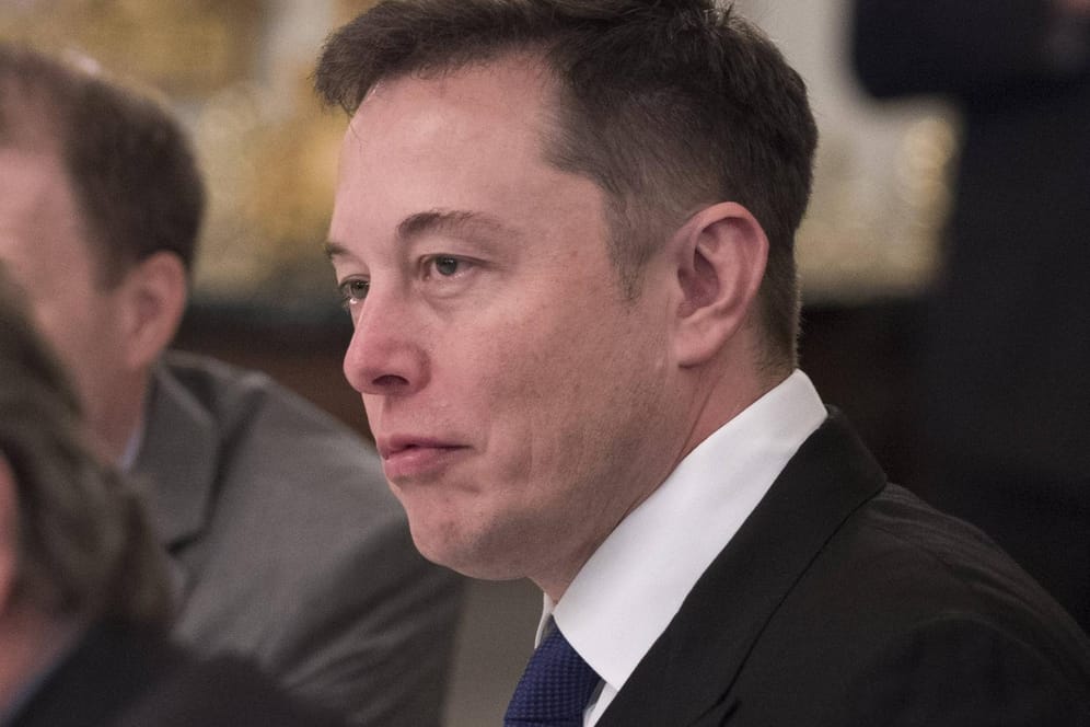 Elon Musk: Ein Crash, bei dem ein Tesla mit zwei Insassen gegen einen Baum prallte, wird durch einen Tweet des Tesla-Chefs nun noch ein Stück rätselhafter.