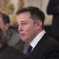 Elon Musk: Ein Crash, bei dem ein Tesla mit zwei Insassen gegen einen Baum prallte, wird durch einen Tweet des Tesla-Chefs nun noch ein Stück rätselhafter.