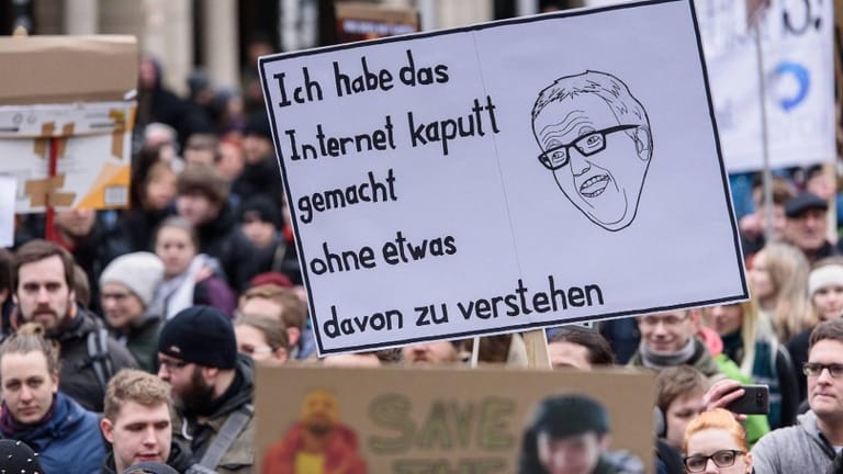 Protest gegen die EU-Urheberrechtsreform: Ein Demoplakat zeigt eine Karikatur des EU-Abgeordneten Axel Voss und die Aufschrift: "Ich habe das Internet kaputt gemacht, ohne etwas davon zu verstehen".