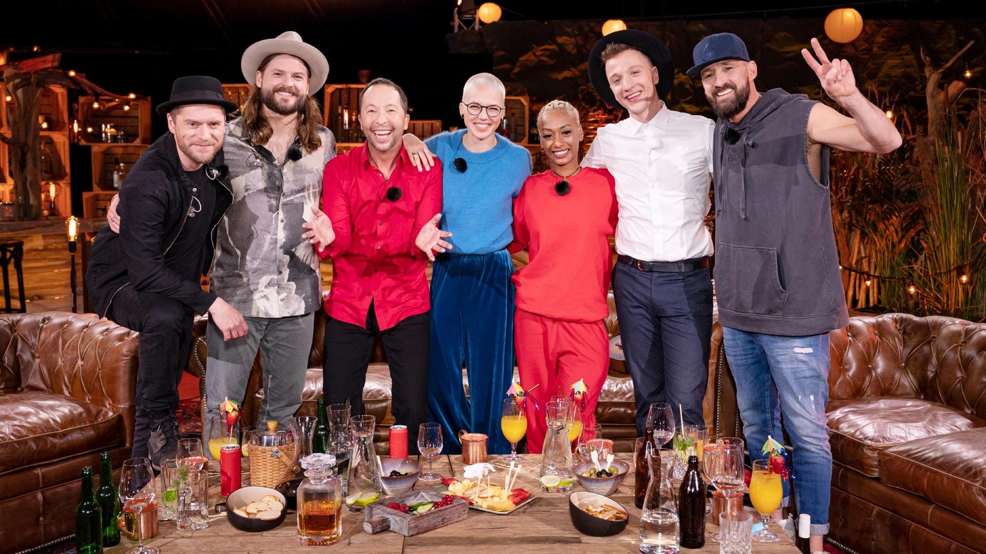 "Sing meinen Song" 2021: Gastgeber Johannes Oerding, Ian Hooper, DJ BoBo, Stefanie Heinzmann, Nura, Joris und Gentleman (v.l.).