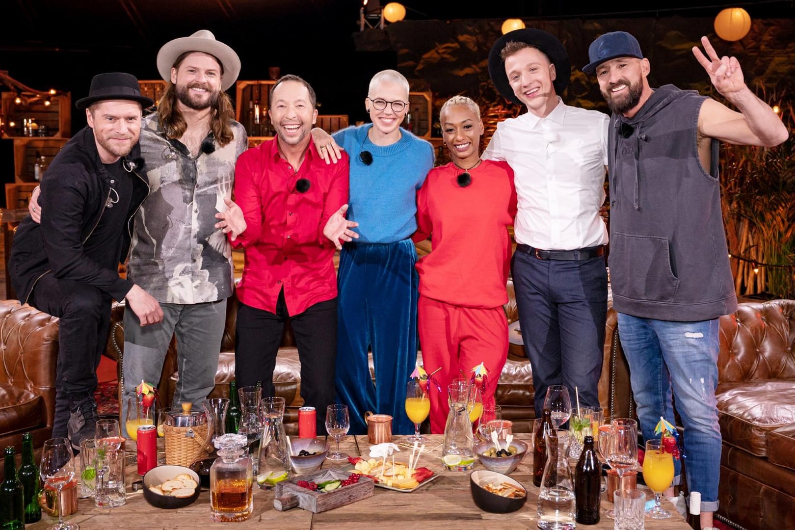 "Sing meinen Song" 2021: Gastgeber Johannes Oerding, Ian Hooper, DJ BoBo, Stefanie Heinzmann, Nura, Joris und Gentleman (v.l.).