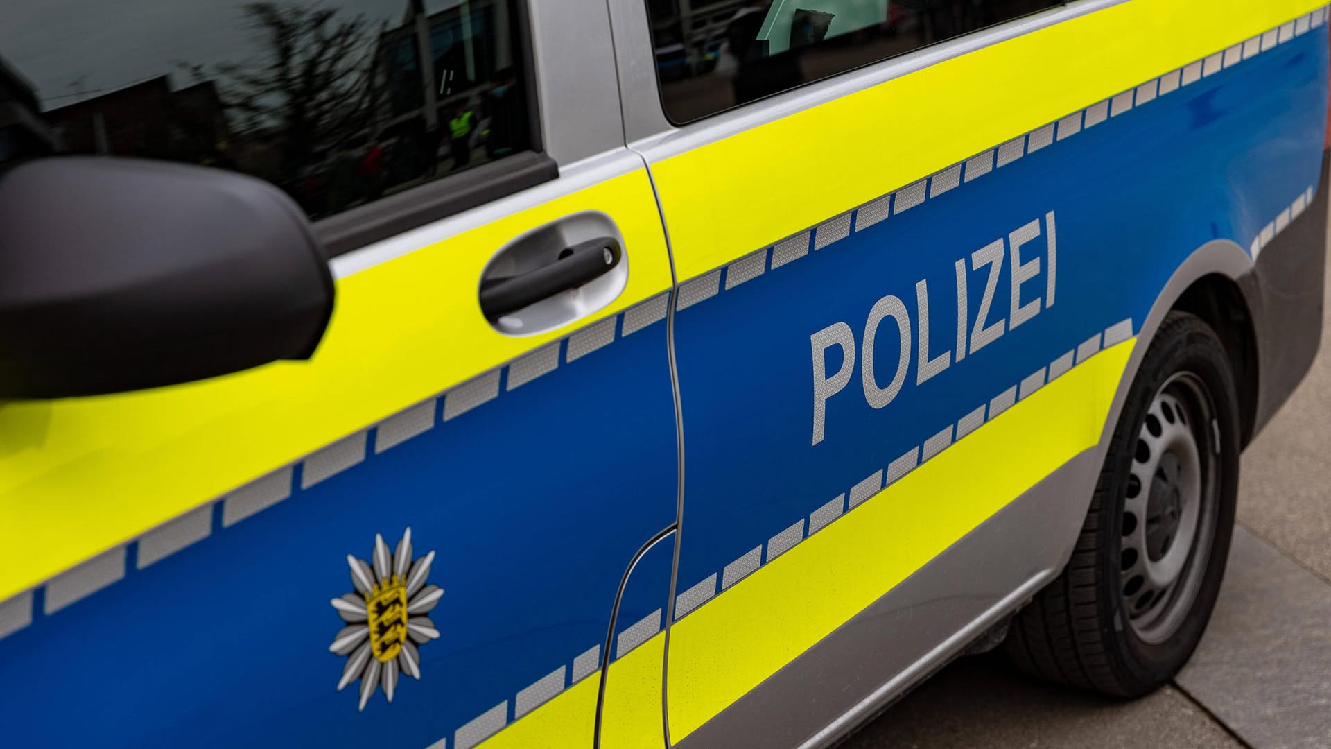 Ein Schriftzug auf einem Auto der Polizei (Symbolbild): Ein Täter konnte zunächst von Passanten geschnappt werden, bevor es ihm gelang, erneut zu flüchten.