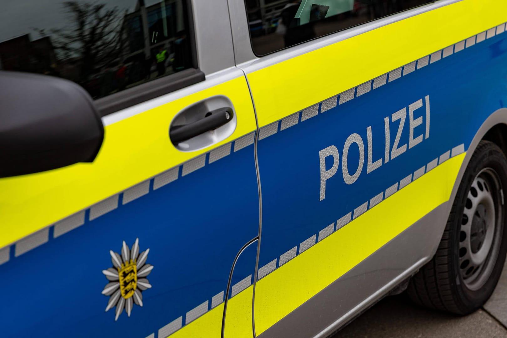 Ein Schriftzug auf einem Auto der Polizei (Symbolbild): Ein Täter konnte zunächst von Passanten geschnappt werden, bevor es ihm gelang, erneut zu flüchten.