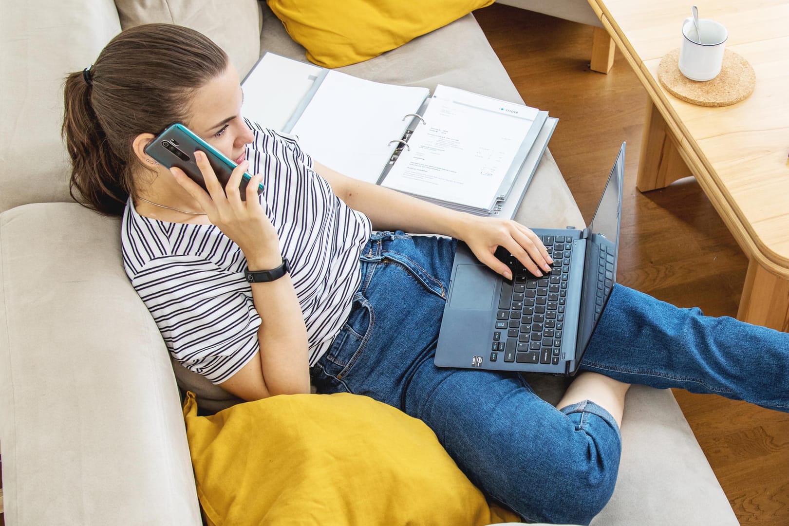 Frau im Homeoffice (Symbolbild): Manche Arbeitnehmer gehen freiwillig ins Büro, weil sie zu Hause zu abgelenkt wären.