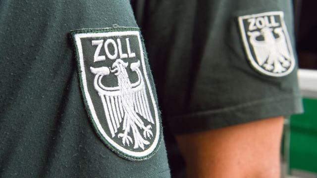 Die Ärmelabzeichen von zwei Zollbeamten (Symbolbild): Am Flughafen entdeckten die Beamten Gold in einem Koffer. Die Ärmelabzeichen von zwei Zollbeamten (Symbolbild): Am Flughafen entdeckten die Beamten Gold in einem Koffer.