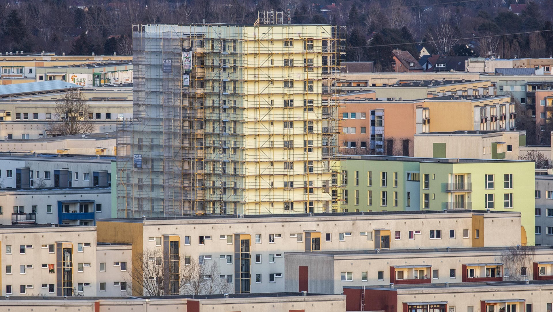 Wohnhäuser in Marzahn-Hellersdorf: Das Land Berlin will in Not geratene Mieter unterstützen. Wohnhäuser in Marzahn-Hellersdorf: Das Land Berlin will in Not geratene Mieter unterstützen.