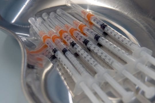 Aufgezogene Spritzen mit dem Biontech-Impfstoff (Symbolbild): 350.000 Menschen stehen in Niedersachsen auf der Warteliste für eine Corona-Impfung.