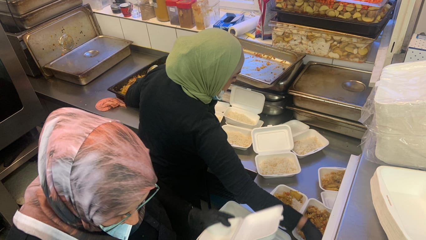 Mitarbeiterinnen verpacken im "Kreuzberger Himmel" Essen für Obdachlose: Durch die dritte Corona-Welle ist der Bedarf weiter groß.