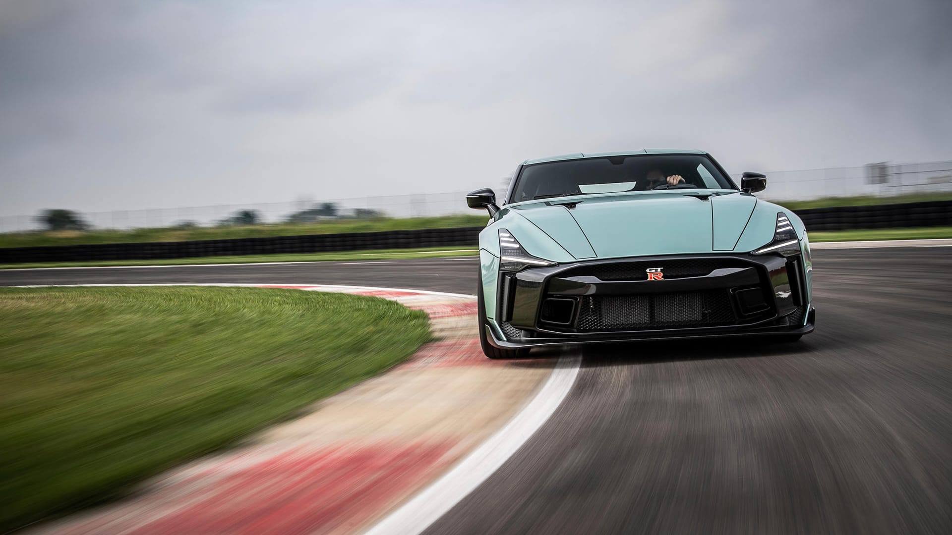 Das bislang teuerste Auto von Nissan: In Kooperation mit Italdesign legen die Japaner den GT-R50 für rund 1,2 Millionen Euro auf. Das bislang teuerste Auto von Nissan: In Kooperation mit Italdesign legen die Japaner den GT-R50 für rund 1,2 Millionen Euro auf.