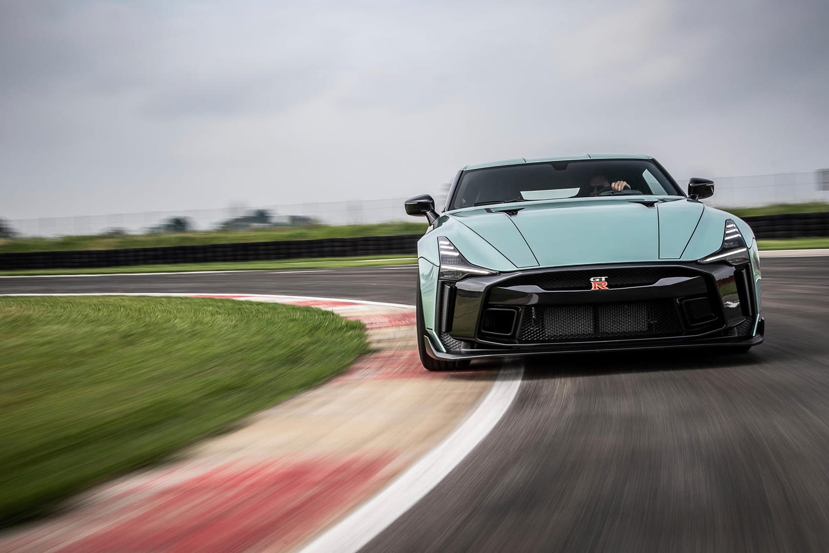 Das bislang teuerste Auto von Nissan: In Kooperation mit Italdesign legen die Japaner den GT-R50 für rund 1,2 Millionen Euro auf.