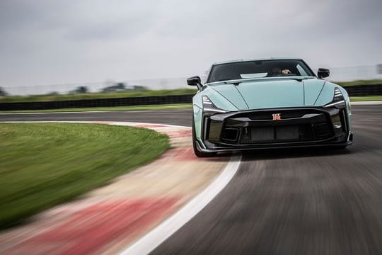 Das bislang teuerste Auto von Nissan: In Kooperation mit Italdesign legen die Japaner den GT-R50 für rund 1,2 Millionen Euro auf.