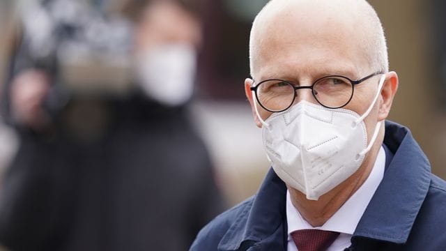 Peter Tschentscher (SPD), Erster Bürgermeister von Hamburg (Archivbild): Er will der bundesweiten Corona-Notbremse zustimmen. Peter Tschentscher (SPD), Erster Bürgermeister von Hamburg (Archivbild): Er will der bundesweiten Corona-Notbremse zustimmen.
