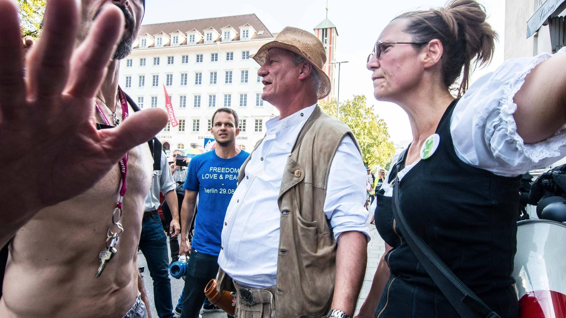 Unterstützer von Karl Hilz, Organistor von Anti-Corona-Protesten, wehren bei einer Demonstration Fotografen ab (Archivbild): Der Presse schlägt bei den Corona-Protesten oft Gewalt entgegen.