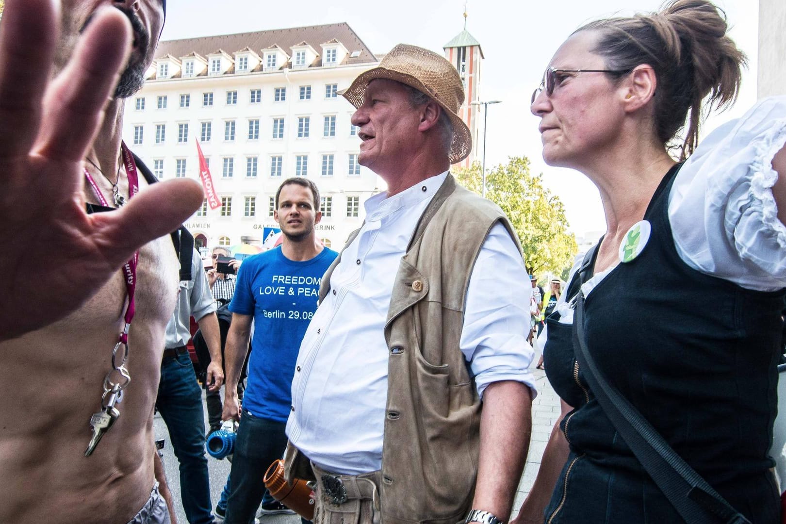 Unterstützer von Karl Hilz, Organistor von Anti-Corona-Protesten, wehren bei einer Demonstration Fotografen ab (Archivbild): Der Presse schlägt bei den Corona-Protesten oft Gewalt entgegen.