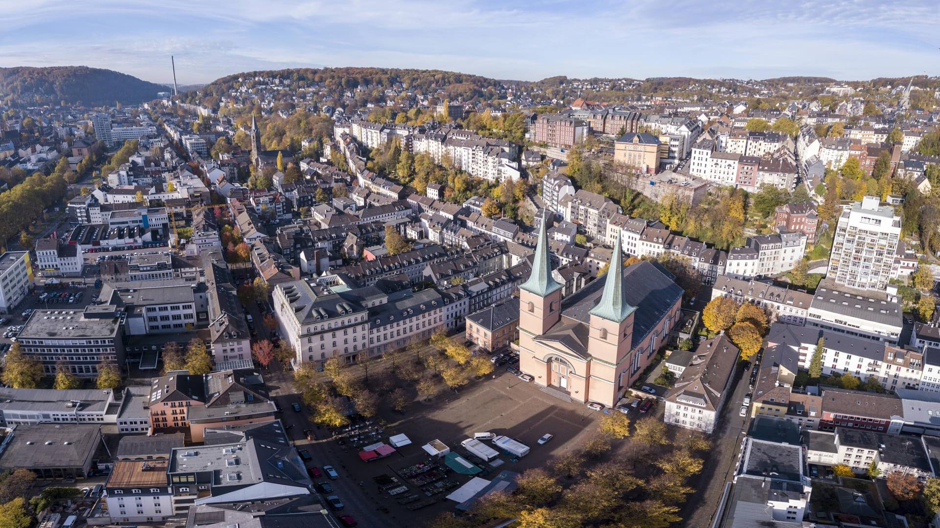 Wuppertal von oben (Symbolbild): Die Stadt passt die geltenden Corona-Regeln an die geplante bundesweite Notbremse an.