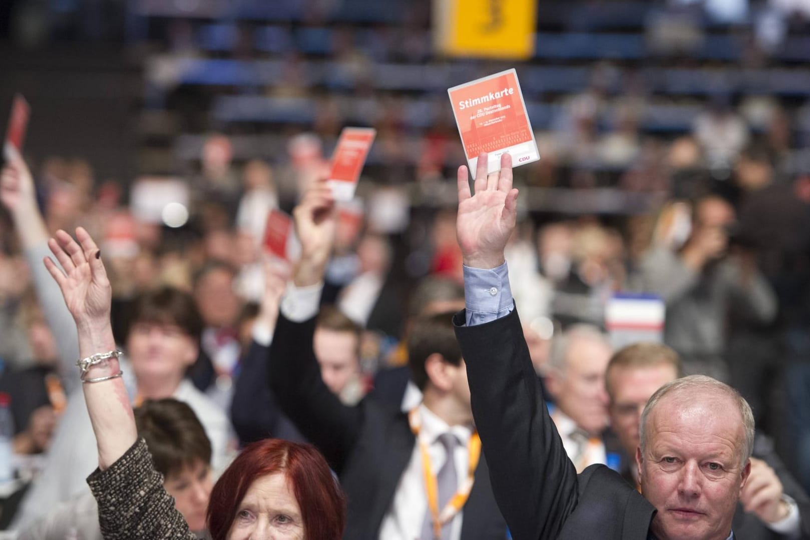 CDU-Mitglieder stimmen bei einem Parteitag in Karlsruhe ab (Archivbild): Wie tickt die Basis der Christdemokraten?