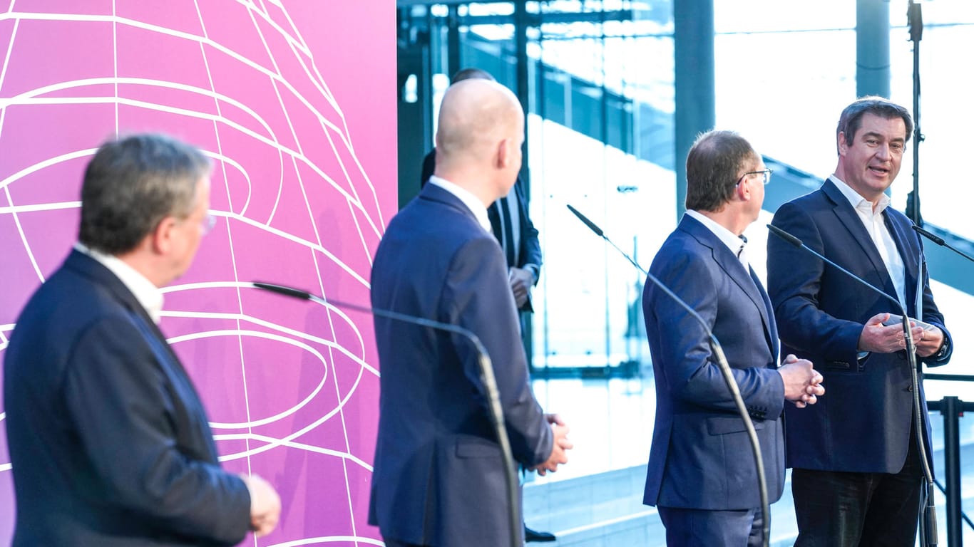 "Kein Groll": Markus Söder (ganz rechts) und Armin Laschet (ganz links) am vergangen Sonntag, nachdem sie beide ihre Bereitschaft für eine Kandidatur erklärt hatten.