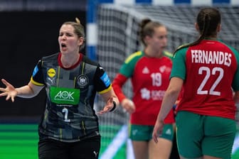 Marlene Zapf (l) sicherte sich mit Deutschlands Handballerinnnen das WM-Ticket.
