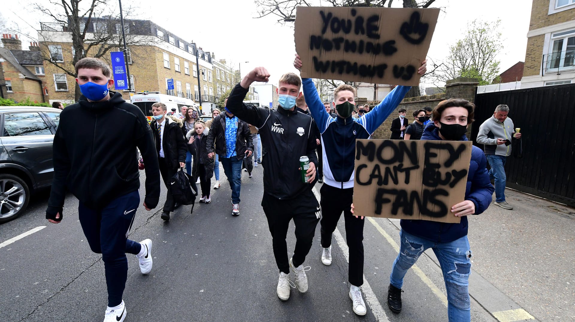 Fußballfans in London protestieren gegen die geplante Super League: Am Abend soll sich die Stimmung gebessert haben.