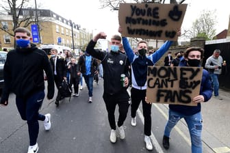 Fußballfans in London protestieren gegen die geplante Super League: Am Abend soll sich die Stimmung gebessert haben.