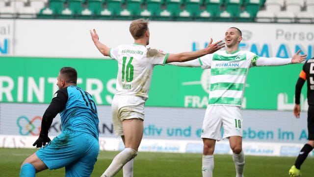 Havard Nielsen (M) und Branimir Hrgota (r) trafen beim Fürther Heimsieg gegen Braunschweig. Havard Nielsen (M) und Branimir Hrgota (r) trafen beim Fürther Heimsieg gegen Braunschweig.