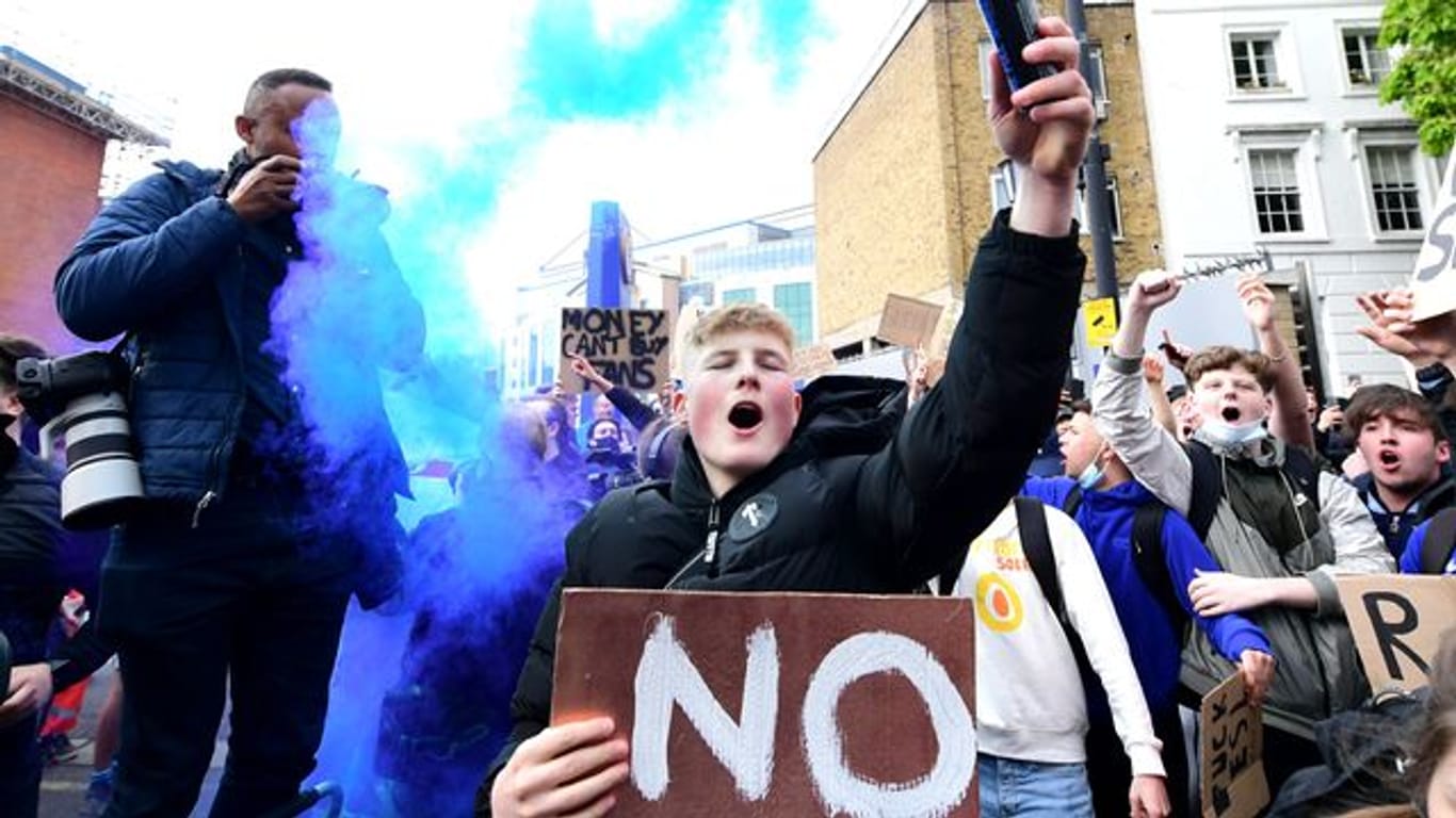 Fans vom FC Chelsea protestieren gegen die geplante Super League.