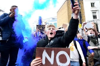 Fans vom FC Chelsea protestieren gegen die geplante Super League.
