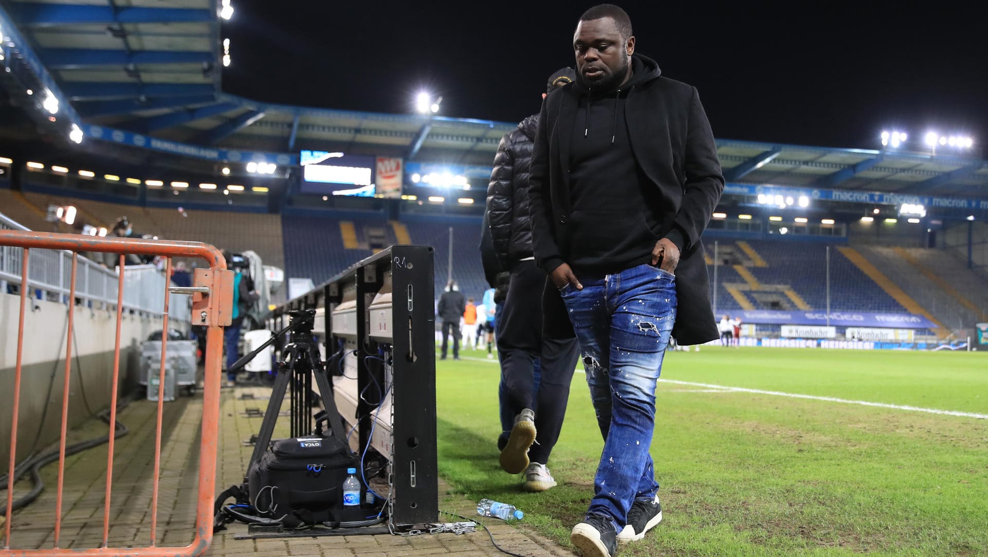 Gerald Asamoah: Die Schalker Vereinslegende hatte nach dem Schalker Abstieg Tränen in den Augen. Gerald Asamoah: Die Schalker Vereinslegende hatte nach dem Schalker Abstieg Tränen in den Augen.