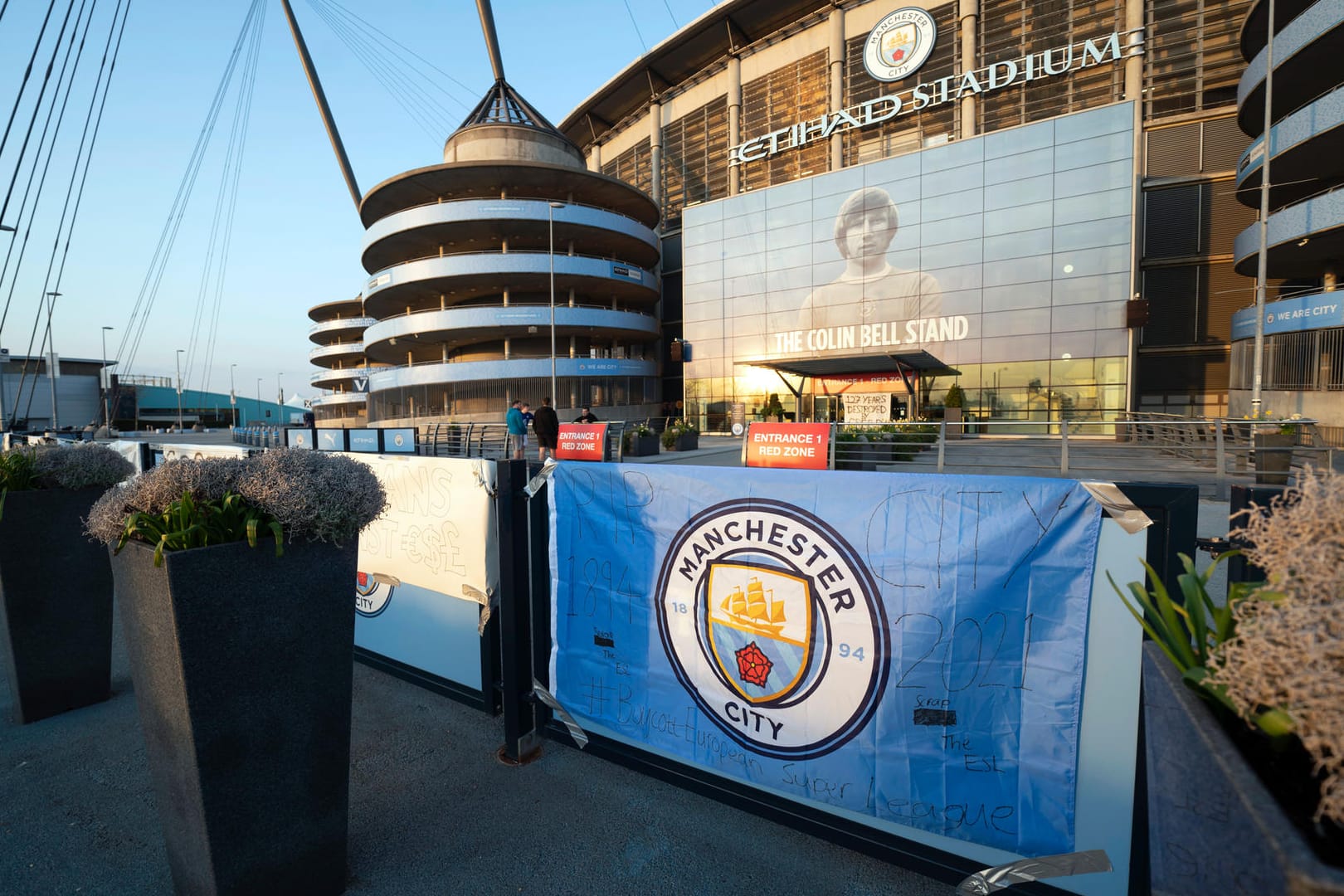 Vor dem Etihad-Stadion von Manchester City sind Schilder in Protest gegen die geplante Super League angebracht: Der Verein hat seine Teilnahme nun abgesagt.