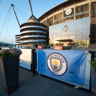 Vor dem Etihad-Stadion von Manchester City sind Schilder in Protest gegen die geplante Super League angebracht: Der Verein hat seine Teilnahme nun abgesagt.