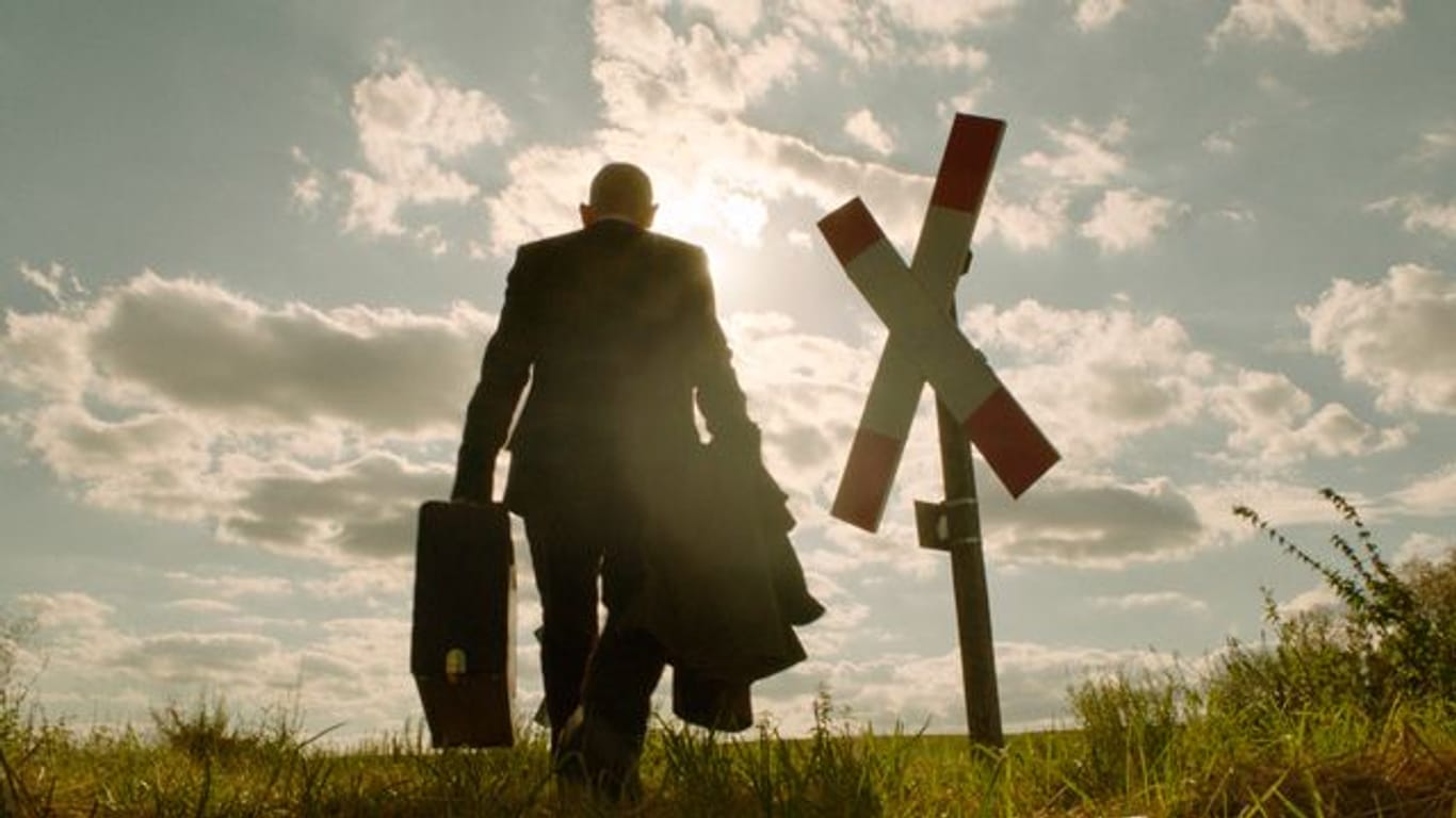 Ulrich Kainer (Martin Wuttke) tritt seine letzte Reise an.