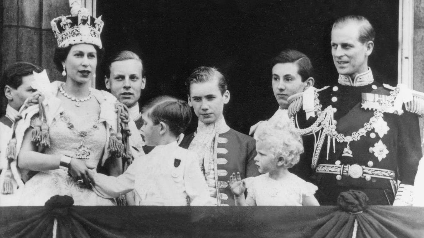 Die Königin regiert seit bald 70 Jahren. Das Foto entstand nach der Krönungszeremonie am 2. Juni 1953.