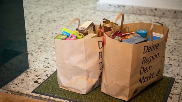 Das mühselige Schleppen von Einkaufstüten kann man sich durch Lebensmittel-Bestellungen bei Lieferdiensten sparen.