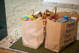 Das mühselige Schleppen von Einkaufstüten kann man sich durch Lebensmittel-Bestellungen bei Lieferdiensten sparen.