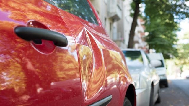 Eine Beule am Auto ist ärgerlich. Eine Beule am Auto ist ärgerlich.