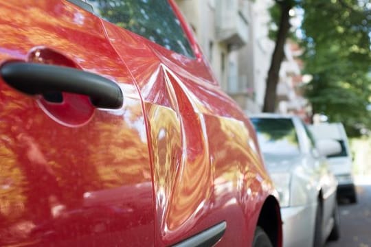 Eine Beule am Auto ist ärgerlich. Eine Beule am Auto ist ärgerlich.