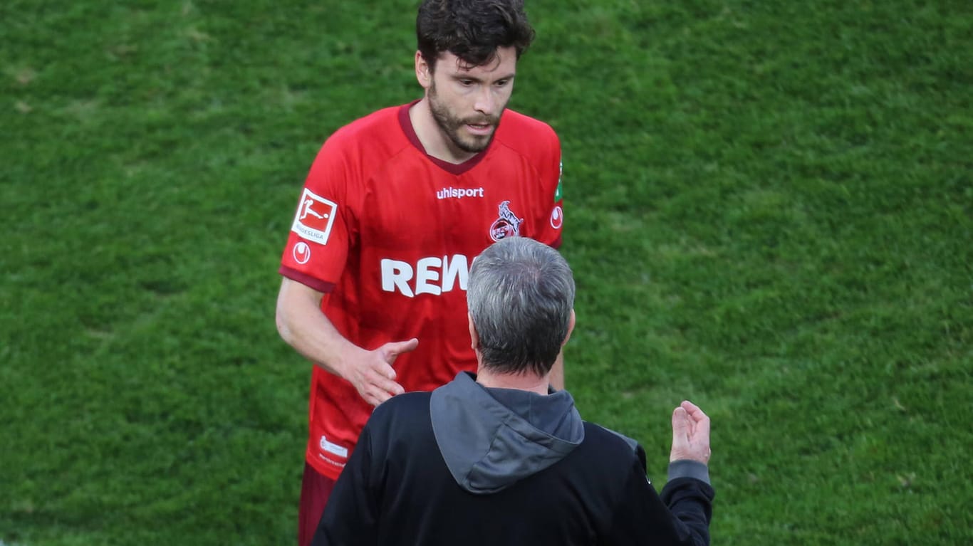 Jonas Hector und Trainer Friedhelm Funkel: Hector wurde gegen Leipzig im Mittelfeld eingesetzt.