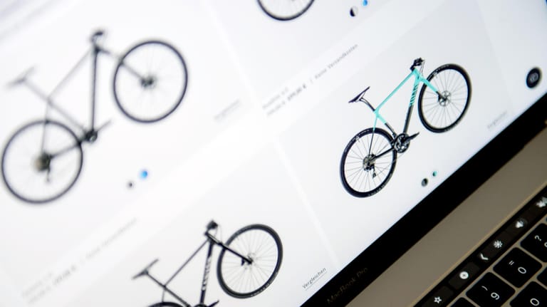 Fahrräder zum Verkauf: Die Verbraucherzentrale warnt vor Fake-Shops mit falschen Zweirad-Angeboten.