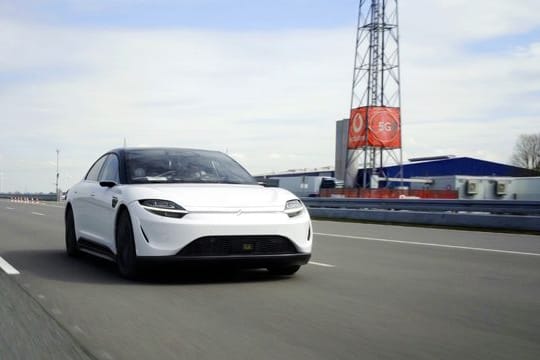 Der "Vision-S" von Sony im 5G Mobility Lab während eines 5G-Tests.