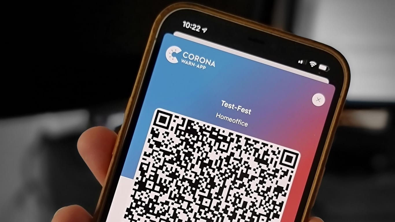 Die Corona-Warn-App auf einem Smartphone: Die App hat nun eine Check-In-Funktion.
