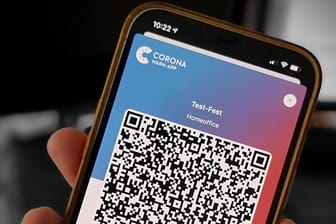 Die Corona-Warn-App auf einem Smartphone: Die App hat nun eine Check-In-Funktion.