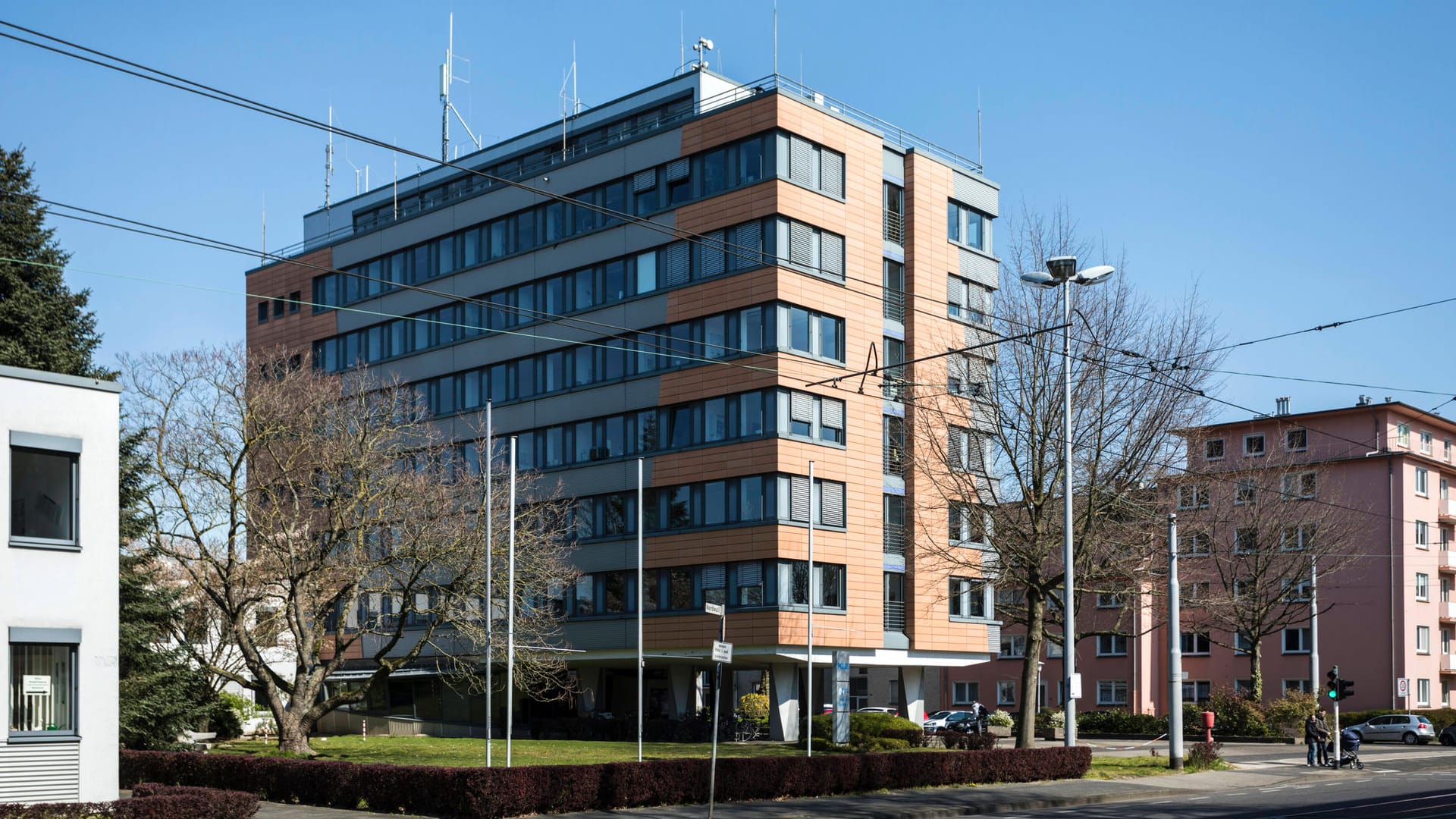 Das Polizeipräsidium Krefeld (Archivbild): Ein Mann hat ein qualmendes Auto vor den Eingang des Gebäudes geschoben. Das Polizeipräsidium Krefeld (Archivbild): Ein Mann hat ein qualmendes Auto vor den Eingang des Gebäudes geschoben.