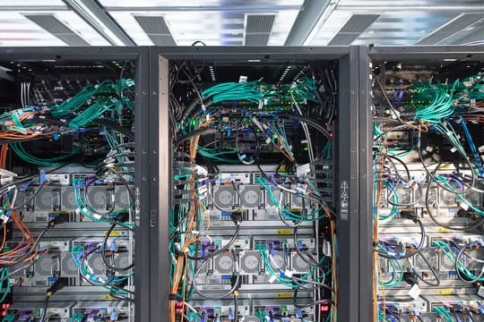 Die Unternehmen in Deutschland haben immer weniger Vorbehalte gegen den Einsatz von Künstlicher Intelligenz (KI).
