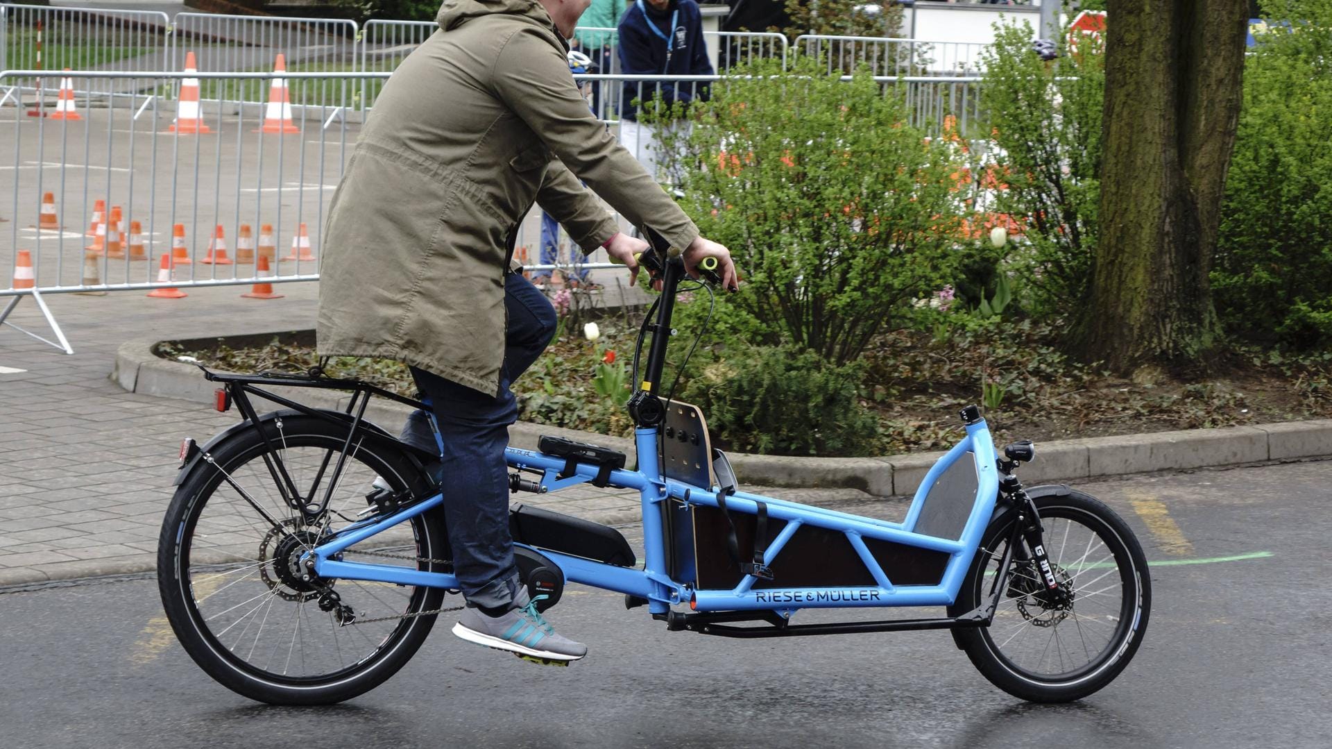 Mann auf Lastenfahrrad (Symbolbild): In Köln hat ein Mann ein Mädchen umgefahren. Mann auf Lastenfahrrad (Symbolbild): In Köln hat ein Mann ein Mädchen umgefahren.