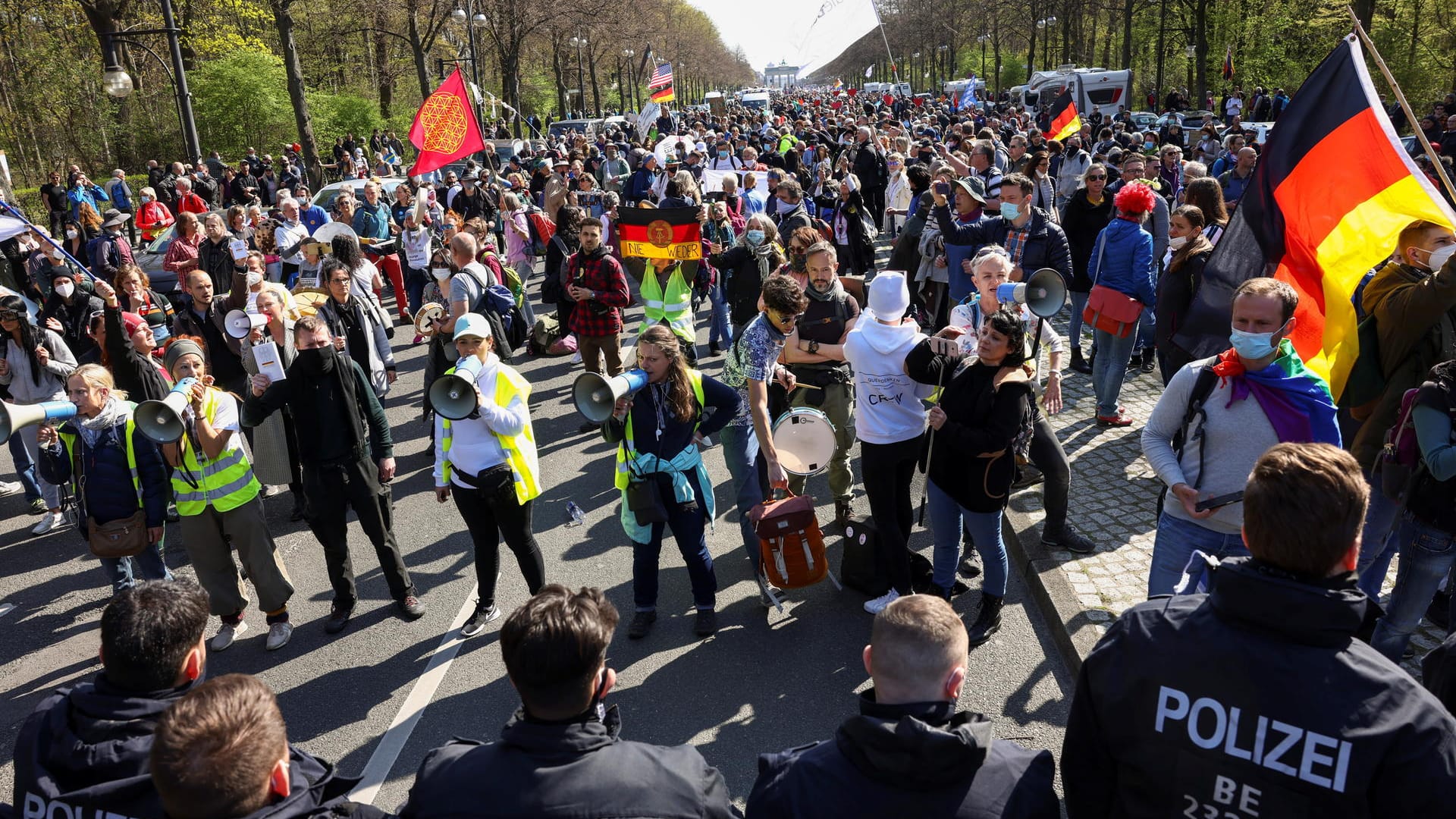 Demonstranten und Polizisten auf der Straße des 17. Juni: Die Polizei ist mit einem Großaufgebot im Einsatz.