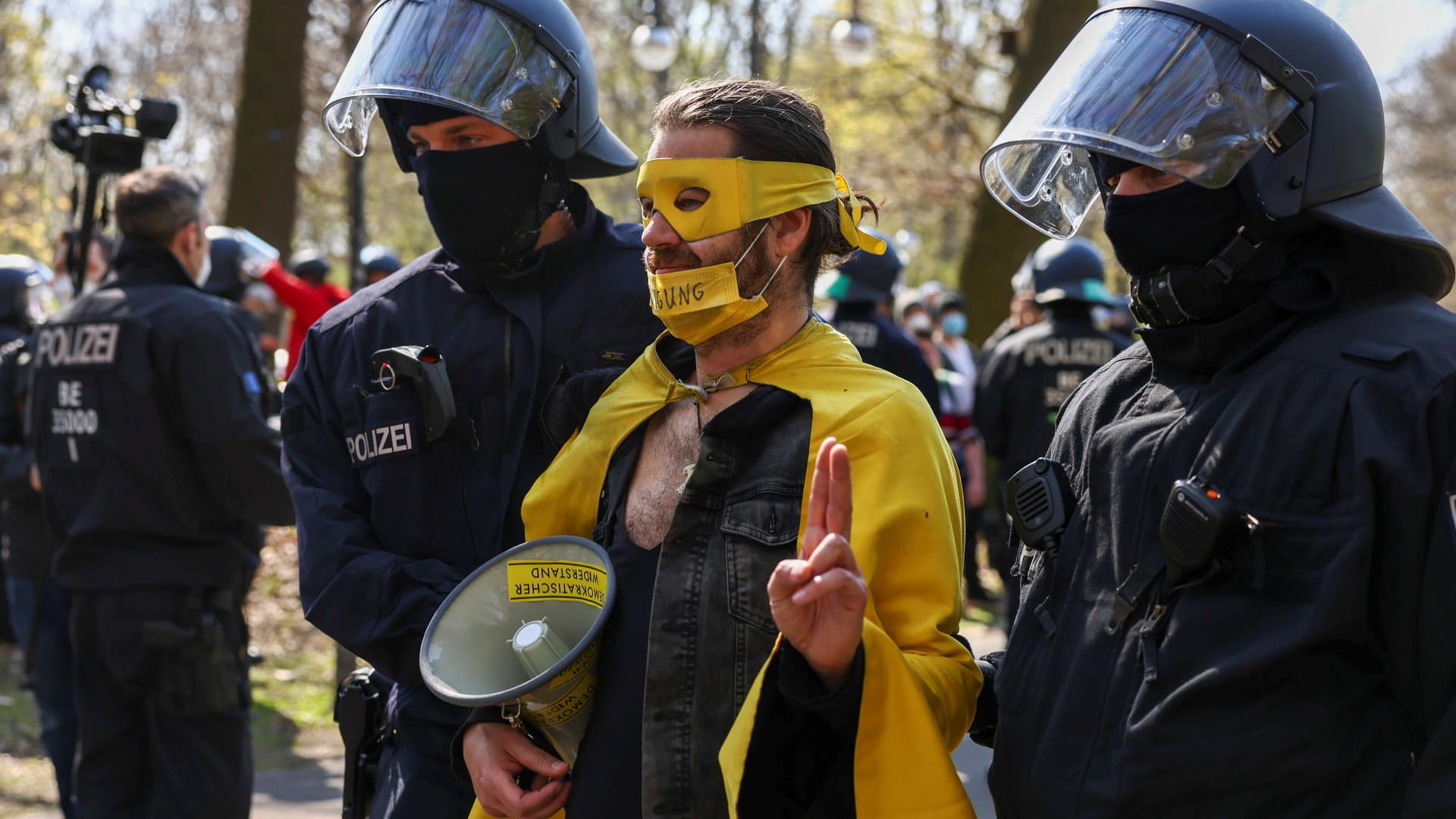 Polizisten führen einen Demonstranten ab: Immer wieder erinnerten die Beamten an die Einhaltung der Corona-Schutzmaßnahmen.