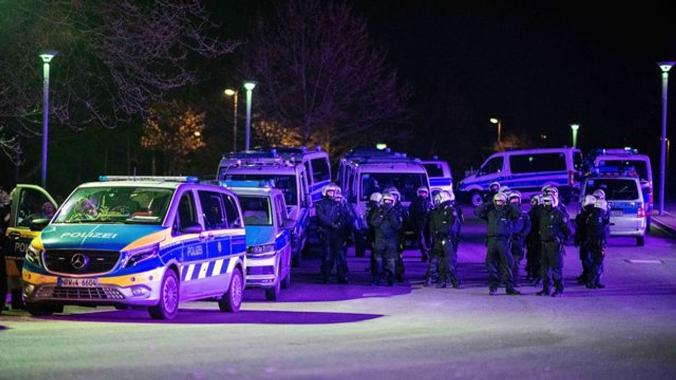 Polizeibeamte im Einsatz vor der Veltins-Arena, nachdem Spieler nach der Rückkehr mit "massiven Aggressionen" konfrontiert wurden.
