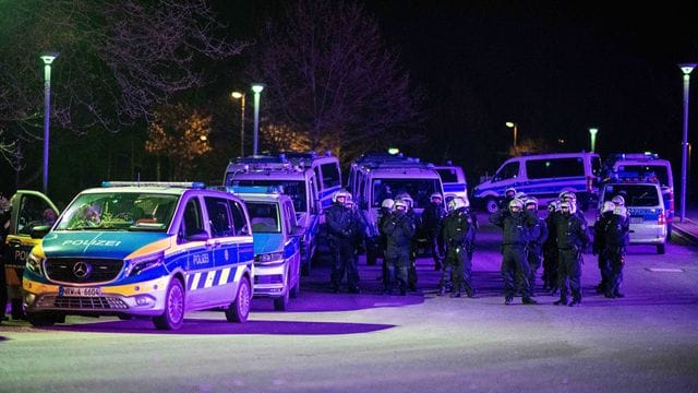 Polizeibeamte im Einsatz vor der Veltins-Arena, nachdem Spieler nach der Rückkehr mit "massiven Aggressionen" konfrontiert wurden. Polizeibeamte im Einsatz vor der Veltins-Arena, nachdem Spieler nach der Rückkehr mit "massiven Aggressionen" konfrontiert wurden.