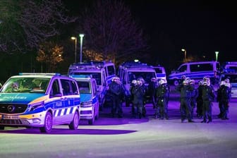 Polizeibeamte im Einsatz vor der Veltins-Arena, nachdem Spieler nach der Rückkehr mit "massiven Aggressionen" konfrontiert wurden.