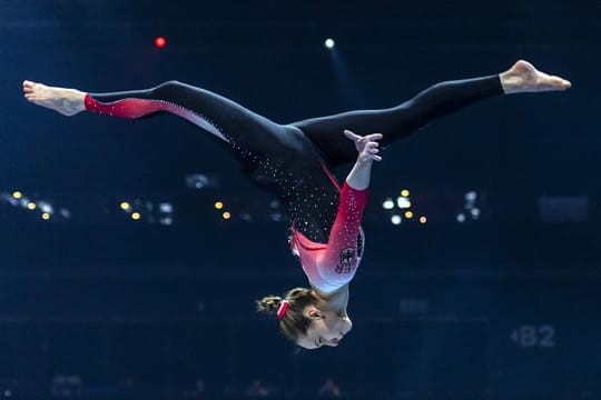Sarah Voss turnt bei der EM in einem Ganzkörperanzug am Schwebebalken.